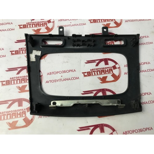 Накладка торпеди центральна Ford Connect 2002-2013 9T1618835ADD6A7